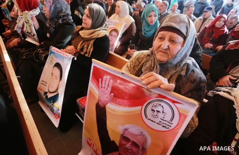 Palestinians take part during a protest to show solidarity with prisoners held in Israeli Jails, in front of Red cross office in Gaza city, on January 16, 2017. Photo by Mohammed Asad