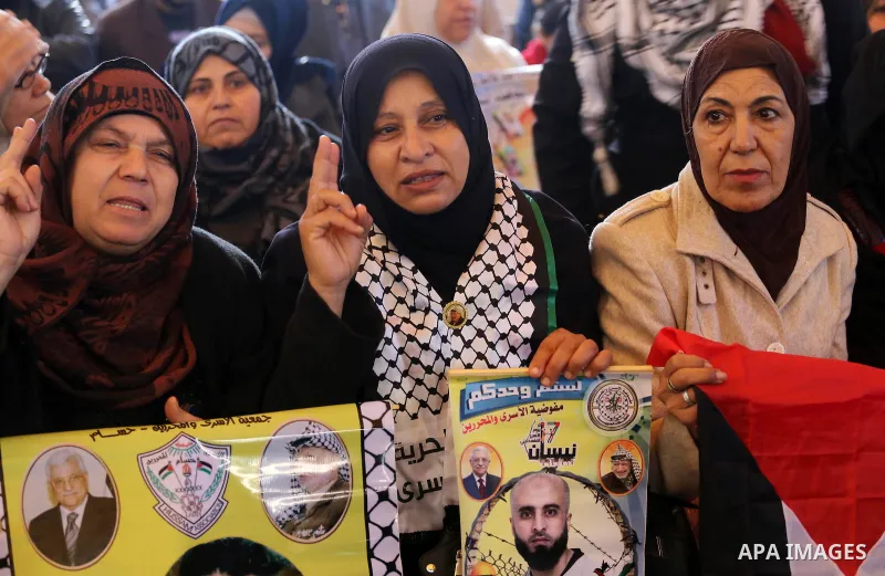 Palestinians take part during a protest to show solidarity with prisoners held in Israeli Jails, in front of Red cross office in Gaza city, on January 16, 2017. Photo by Mohammed Asad