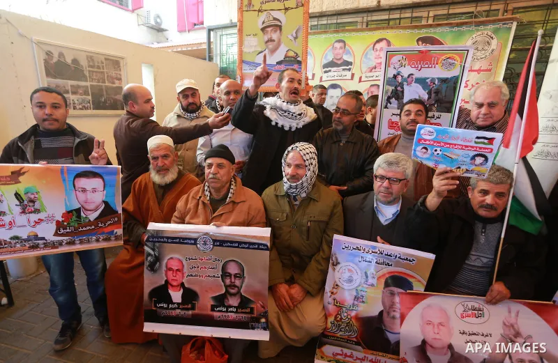 Palestinians take part during a protest to show solidarity with prisoners held in Israeli Jails, in front of Red cross office in Gaza city, on January 16, 2017. Photo by Mohammed Asad