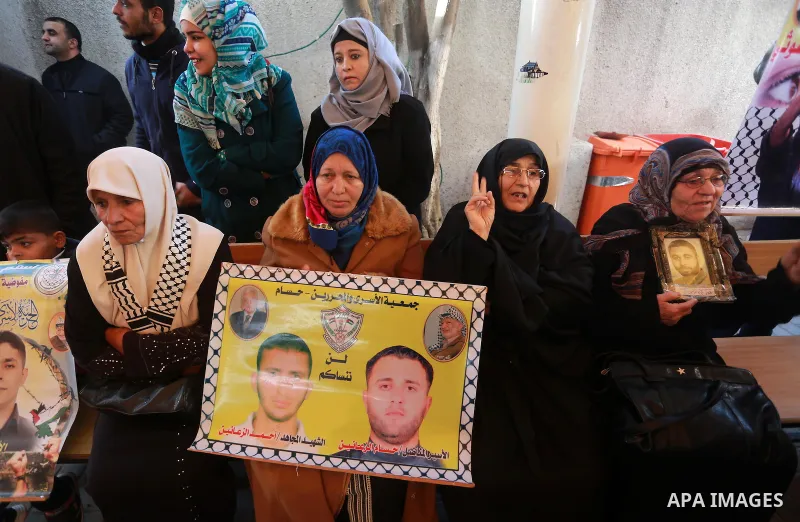 Palestinians take part during a protest to show solidarity with prisoners held in Israeli Jails, in front of Red cross office in Gaza city, on January 16, 2017. Photo by Mohammed Asad