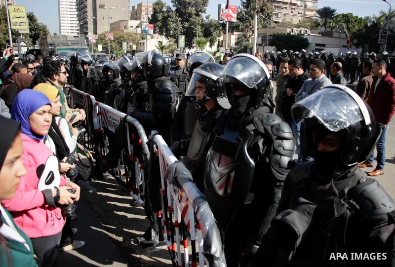 Egyptian riot policemen take position after the Supreme Administrative Court upheld on January 16, 2017 a ruling voiding a government agreement to hand over two Red Sea islands of Tiran and Sanafir to Saudi Arabia in a d...