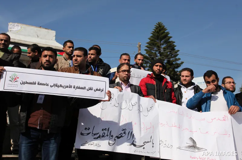 Palestinians hold placards during a demonstration against proposed plans by President-elect Donald Trump to move the US embassy in Israel to Jerusalem, in Gaza city, on January 16, 2017. Photo by Ashraf Amra