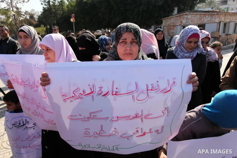 Palestinians hold placards during a demonstration against proposed plans by President-elect Donald Trump to move the US embassy in Israel to Jerusalem, in Gaza city, on January 16, 2017. Photo by Ashraf Amra
