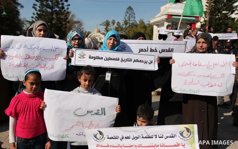 Palestinians hold placards during a demonstration against proposed plans by President-elect Donald Trump to move the US embassy in Israel to Jerusalem, in Gaza city, on January 16, 2017. Photo by Ashraf Amra