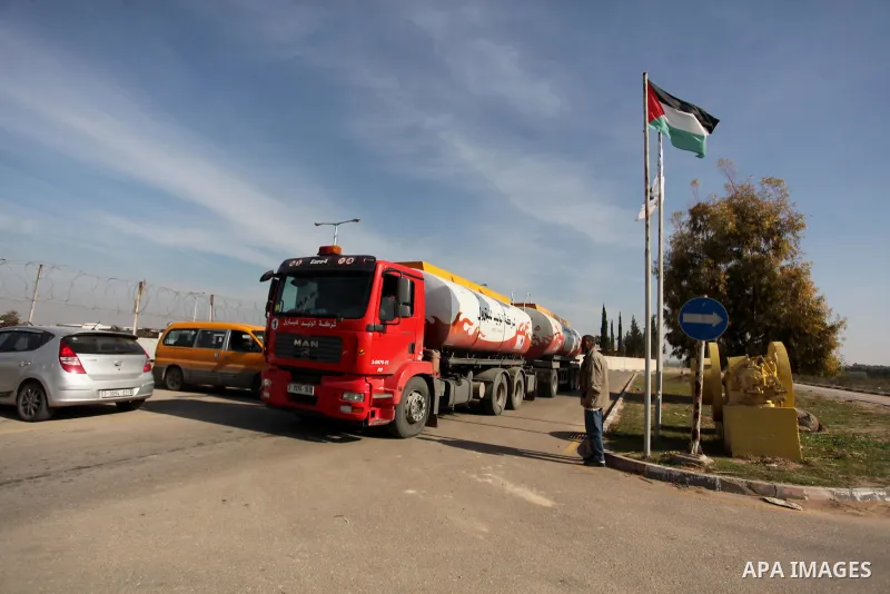 A fuel tanker arrives at Gaza's power plant in Nuseirat in the central Gaza Strip January 16, 2017. Photo by Ashraf Amra