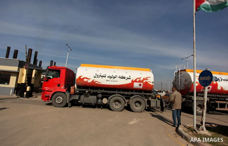 A fuel tanker arrives at Gaza's power plant in Nuseirat in the central Gaza Strip January 16, 2017. Photo by Ashraf Amra