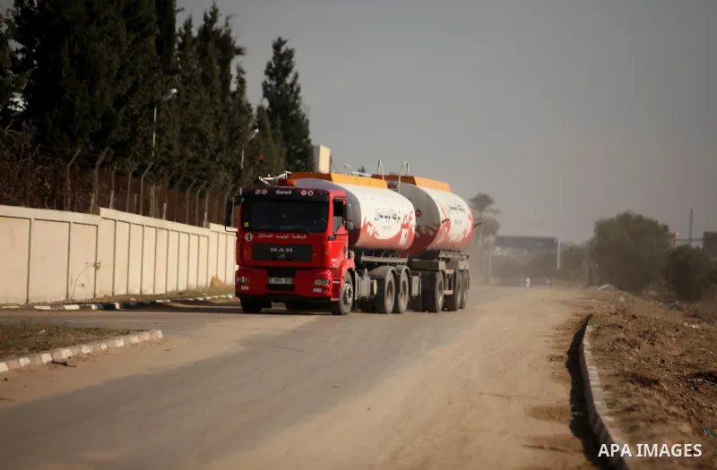 A fuel tanker arrives at Gaza's power plant in Nuseirat in the central Gaza Strip January 16, 2017. Photo by Ashraf Amra