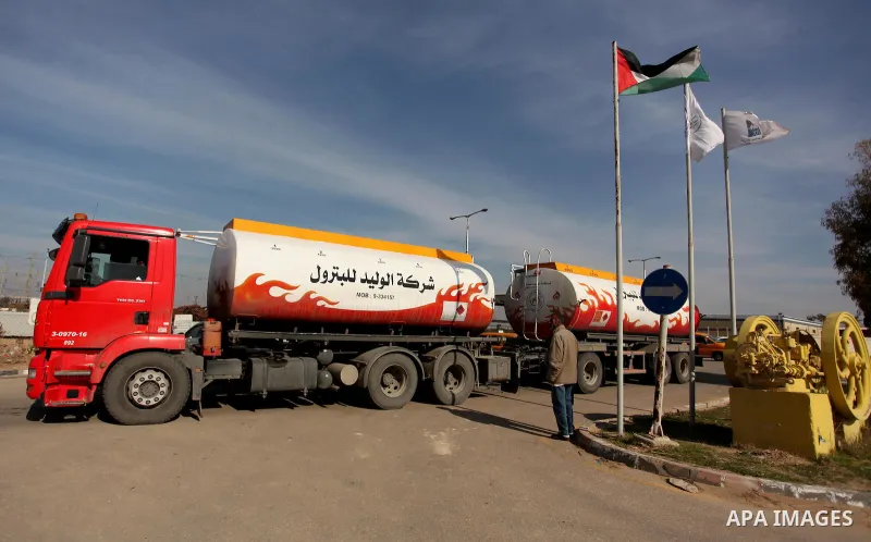 A fuel tanker arrives at Gaza's power plant in Nuseirat in the central Gaza Strip January 16, 2017. Photo by Ashraf Amra