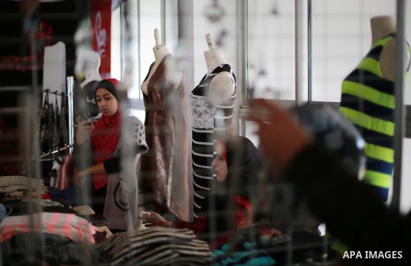 Palestinians take part in a Heritage exhibition for handicrafts products in Gaza city, on January 17, 2017. Photo by Mohammed Asad