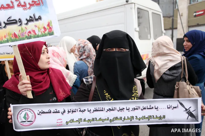 Palestinian supporters of the Islamic Jihad Movement, hold placards during a protest to show solidarity with Palestinian prisoners held in Israeli Jails, in front of Red cross office in Gaza city, on January 17, 2017. Ph...