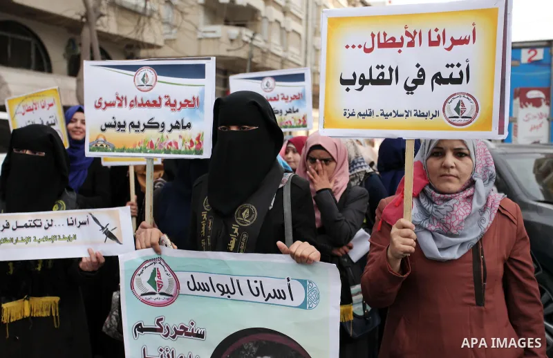 Palestinian supporters of the Islamic Jihad Movement, hold placards during a protest to show solidarity with Palestinian prisoners held in Israeli Jails, in front of Red cross office in Gaza city, on January 17, 2017. Ph...