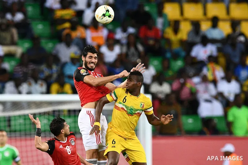 Egypt's Players compete with Malian players during the 2017 Africa Cup of Nations group D football match between Mali and Egypt in Port-Gentil on January 17, 2017. Photo by Stranger