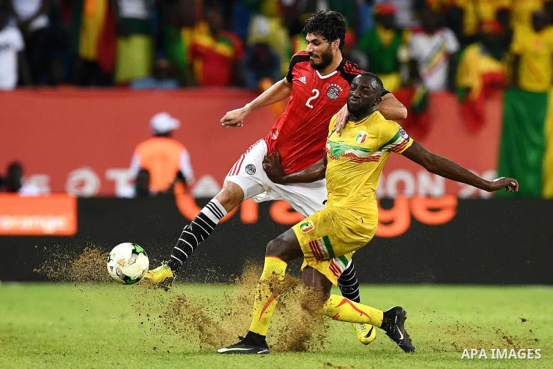 Egypt's Players compete with Malian players during the 2017 Africa Cup of Nations group D football match between Mali and Egypt in Port-Gentil on January 17, 2017. Photo by Stranger