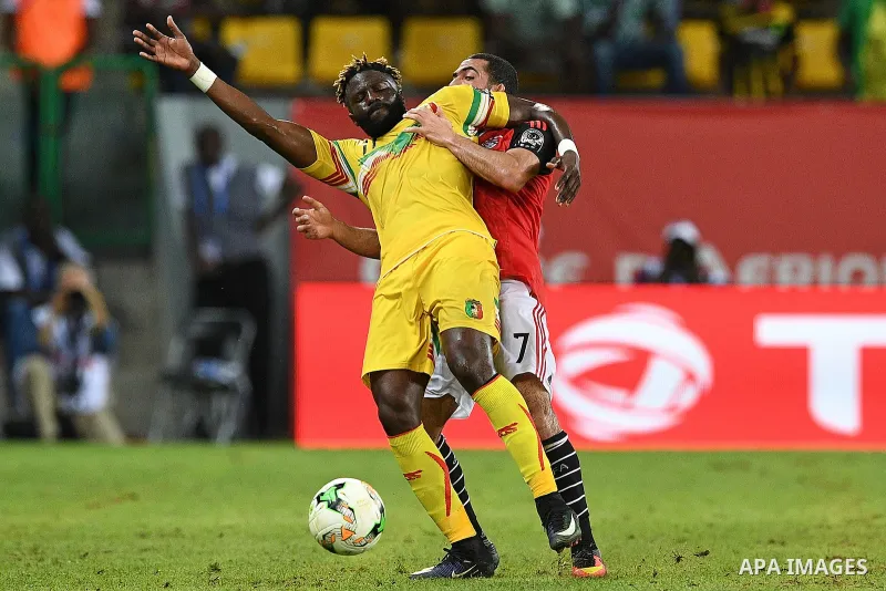 Egypt's Players compete with Malian players during the 2017 Africa Cup of Nations group D football match between Mali and Egypt in Port-Gentil on January 17, 2017. Photo by Stranger