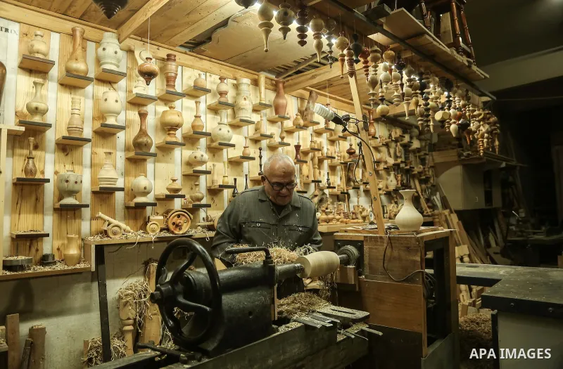 Palestinian man Hisham Kuhail carved wooden decorative objects for sale, at his workshop in Gaza City January 21, 2017. Photo by Mohammed Dahman