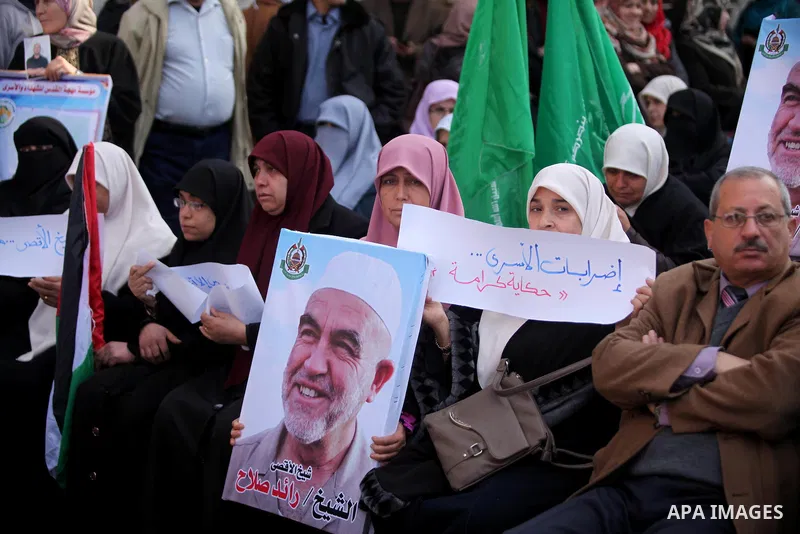 Palestinians hold placards during a protest to show solidarity with Palestinian prisoners held in Israeli Jails, in front of Red cross office in Gaza city, on January 23, 2017. Photo by Ashraf Amra