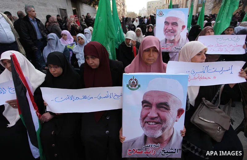 Palestinians hold placards during a protest to show solidarity with Palestinian prisoners held in Israeli Jails, in front of Red cross office in Gaza city, on January 23, 2017. Photo by Ashraf Amra