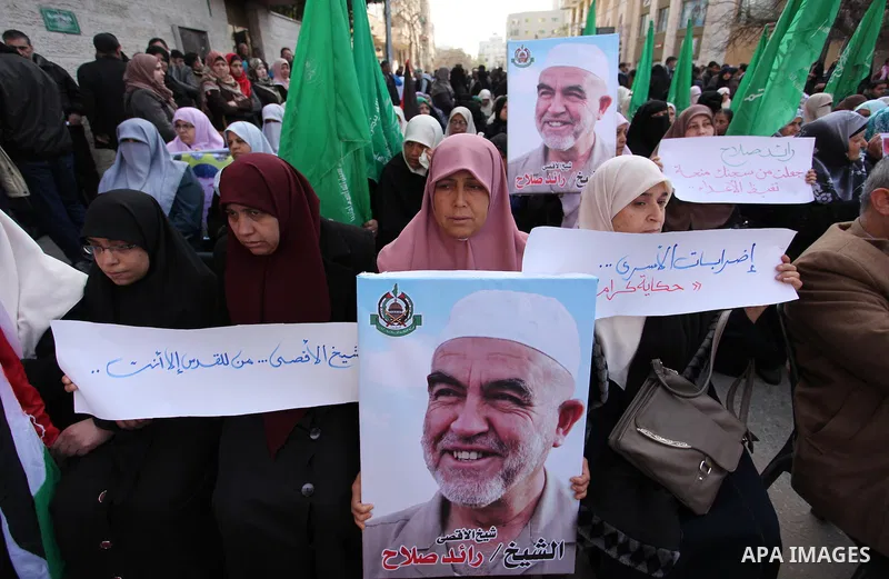 Palestinians hold placards during a protest to show solidarity with Palestinian prisoners held in Israeli Jails, in front of Red cross office in Gaza city, on January 23, 2017. Photo by Ashraf Amra