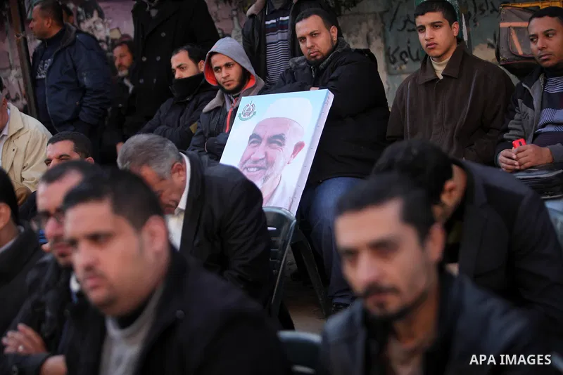 Palestinians hold placards during a protest to show solidarity with Palestinian prisoners held in Israeli Jails, in front of Red cross office in Gaza city, on January 23, 2017. Photo by Ashraf Amra