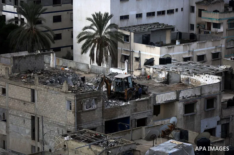 Palestinian bulldozer demolishes a building house, in Gaza city, on January 29, 2017. Photo by Yasser Qudih