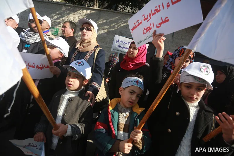 Palestinians hold placards during a protest to show solidarity with Palestinian prisoners held in Israeli Jails, in front of Red cross office in Gaza city, on January 30, 2017. Photo by Mohammed Asad
