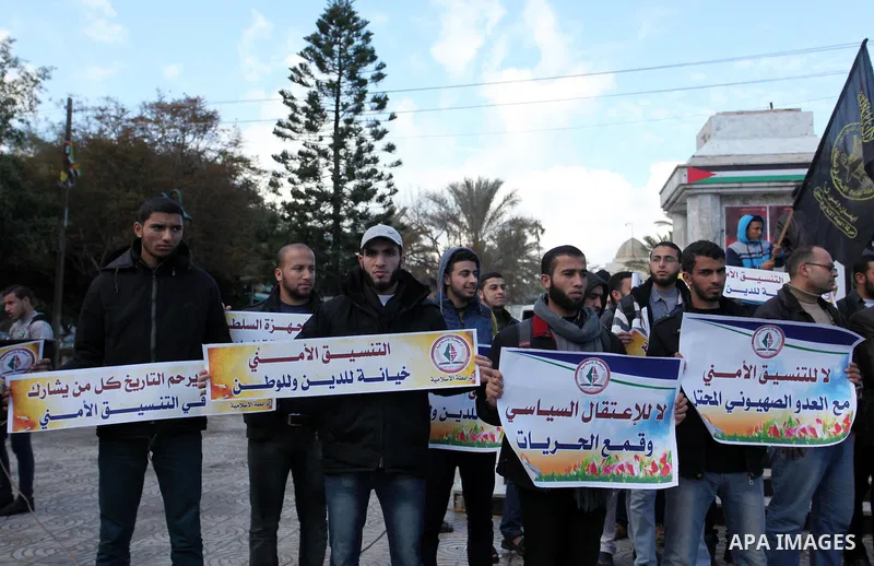 Palestinian supporters of the Islamic Jihad Movement hold placards during a protest against the security coordination and the political arrests in the West Bank, in Gaza city on January 31, 2017. Photo by Ashraf Amra