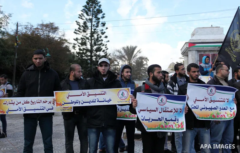 Palestinian supporters of the Islamic Jihad Movement hold placards during a protest against the security coordination and the political arrests in the West Bank, in Gaza city on January 31, 2017. Photo by Ashraf Amra