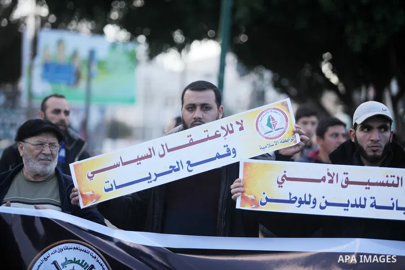 Palestinian supporters of the Islamic Jihad Movement hold placards during a protest against the security coordination and the political arrests in the West Bank, in Gaza city on January 31, 2017. Photo by Ashraf Amra