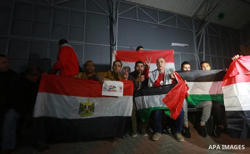 Palestinian fans watch African Nations Cup semi-final soccer match between Egypt and Burkina Faso in front of giant screens in Gaza city on Feb. 01, 2017. Photo by Mohammed Asad