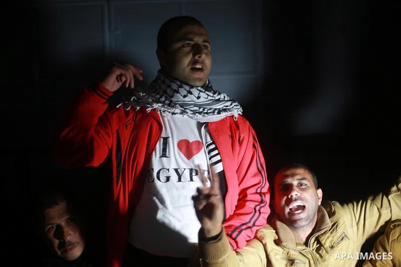 Palestinian fans watch African Nations Cup semi-final soccer match between Egypt and Burkina Faso in front of giant screens in Gaza city on Feb. 01, 2017. Photo by Mohammed Asad
