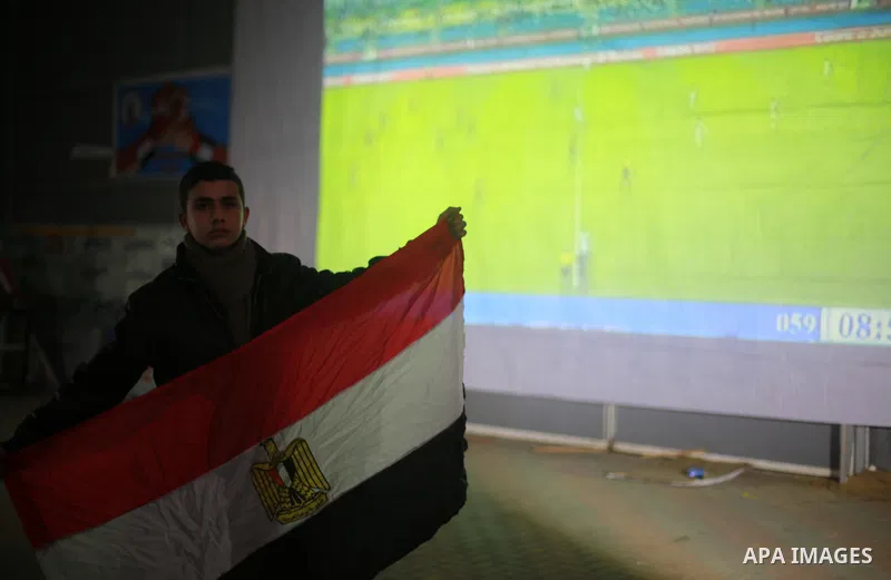 Palestinian fans watch African Nations Cup semi-final soccer match between Egypt and Burkina Faso in front of giant screens in Gaza city on Feb. 01, 2017. Photo by Mohammed Asad