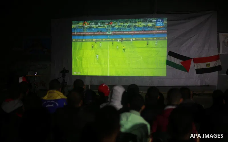 Palestinian fans watch African Nations Cup semi-final soccer match between Egypt and Burkina Faso in front of giant screens in Gaza city on Feb. 01, 2017. Photo by Mohammed Asad