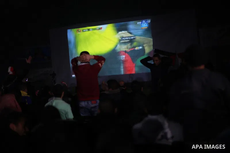 Palestinian fans watch African Nations Cup semi-final soccer match between Egypt and Burkina Faso in front of giant screens in Gaza city on Feb. 01, 2017. Photo by Mohammed Asad