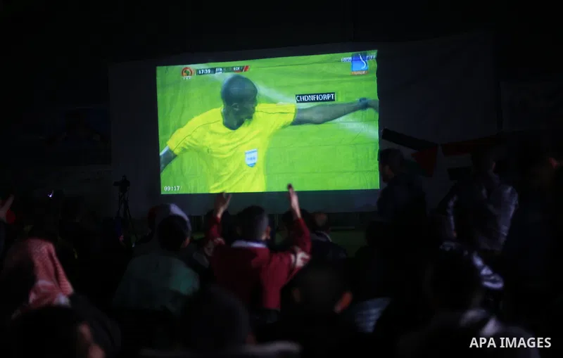 Palestinian fans watch African Nations Cup semi-final soccer match between Egypt and Burkina Faso in front of giant screens in Gaza city on Feb. 01, 2017. Photo by Mohammed Asad