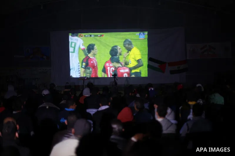 Palestinian fans watch African Nations Cup semi-final soccer match between Egypt and Burkina Faso in front of giant screens in Gaza city on Feb. 01, 2017. Photo by Mohammed Asad