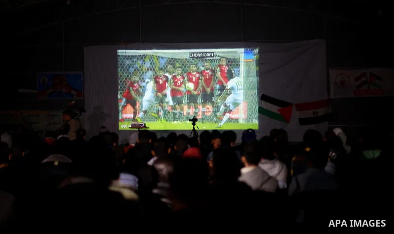 Palestinian fans watch African Nations Cup semi-final soccer match between Egypt and Burkina Faso in front of giant screens in Gaza city on Feb. 01, 2017. Photo by Mohammed Asad