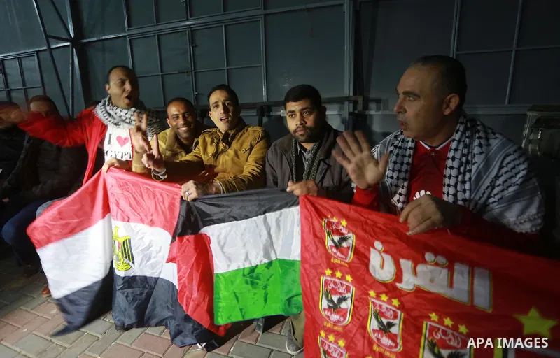 Palestinian fans watch African Nations Cup semi-final soccer match between Egypt and Burkina Faso in front of giant screens in Gaza city on Feb. 01, 2017. Photo by Mohammed Asad