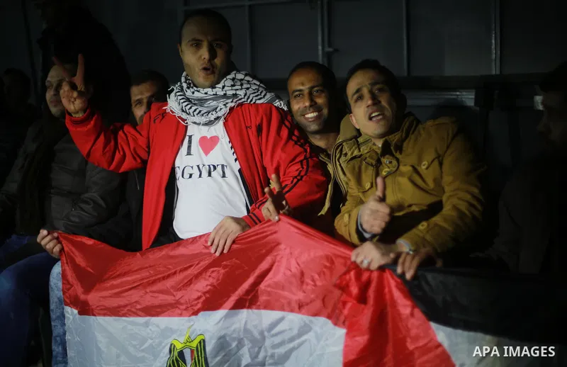 Palestinian fans watch African Nations Cup semi-final soccer match between Egypt and Burkina Faso in front of giant screens in Gaza city on Feb. 01, 2017. Photo by Mohammed Asad