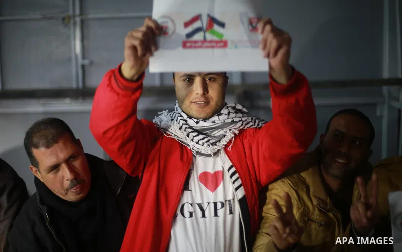 Palestinian fans watch African Nations Cup semi-final soccer match between Egypt and Burkina Faso in front of giant screens in Gaza city on Feb. 01, 2017. Photo by Mohammed Asad