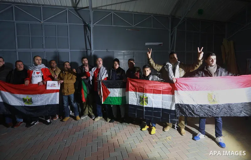 Palestinian fans watch African Nations Cup semi-final soccer match between Egypt and Burkina Faso in front of giant screens in Gaza city on Feb. 01, 2017. Photo by Mohammed Asad