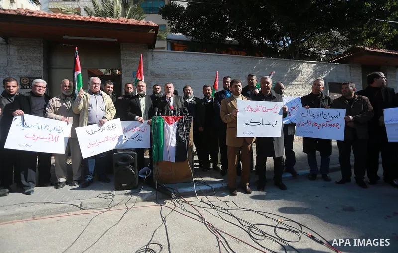Palestinians hold placards during a protest to show solidarity with Palestinian prisoners held in Israeli Jails, in front of Red cross office in Gaza city, on February 2, 2017. Photo by Mohammed Asad
