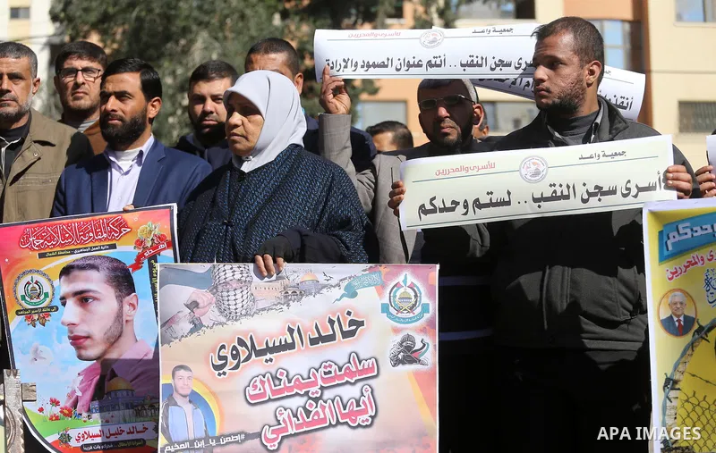 Palestinians hold placards during a protest to show solidarity with Palestinian prisoners held in Israeli Jails, in Gaza city, on February 2, 2017. Photo by Mohammed Asad