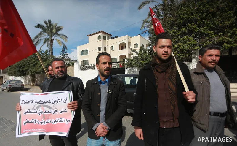Palestinians hold placards during a protest to show solidarity with Palestinian prisoners held in Israeli Jails, in Gaza city, on February 4, 2017. Photo by Mohammed Asad