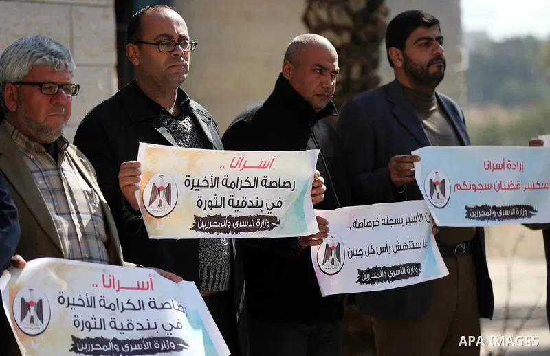 Palestinians hold placards during a protest to show solidarity with Palestinian prisoners held in Israeli Jails, in Gaza city, on February 5, 2017. Photo by Ashraf Amra
