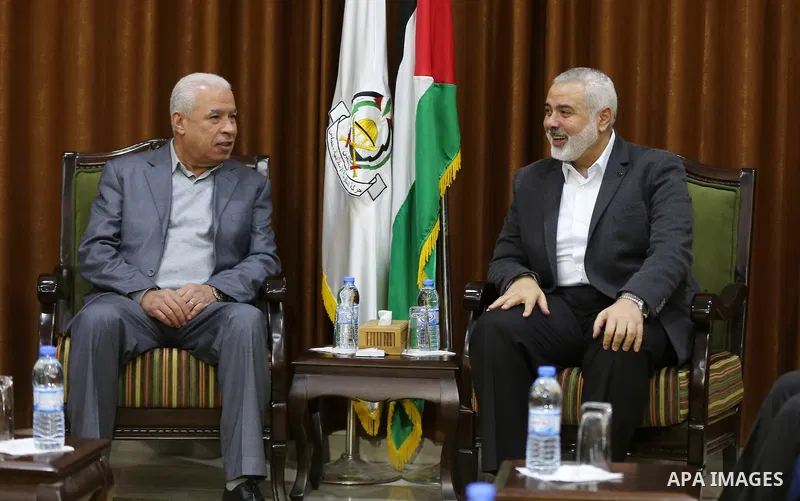 Hamas leader Ismail Haniyeh, meets with leader of the Democratic Front for the Liberation of Palestine (DFLP) Kayed al-Ghoul, in Gaza city, on February 5, 2017. Photo by Ashraf Amra