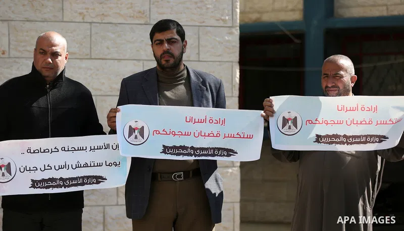 Palestinians hold placards during a protest to show solidarity with Palestinian prisoners held in Israeli Jails, in Gaza city, on February 5, 2017. Photo by Ashraf Amra