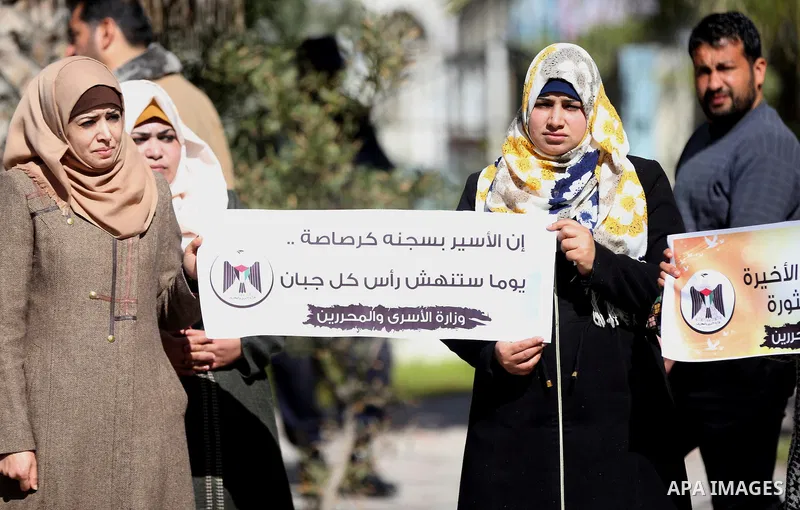 Palestinians hold placards during a protest to show solidarity with Palestinian prisoners held in Israeli Jails, in Gaza city, on February 5, 2017. Photo by Ashraf Amra
