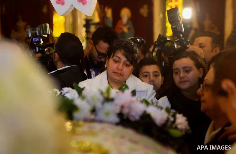 Egyptian Christians mourn during the funeral of Demiana Amir, 14, who was died last night after she was wounded at a bomb explosion that targeted the Saint Peter and Saint Paul Coptic Orthodox Church in December 2016 in...