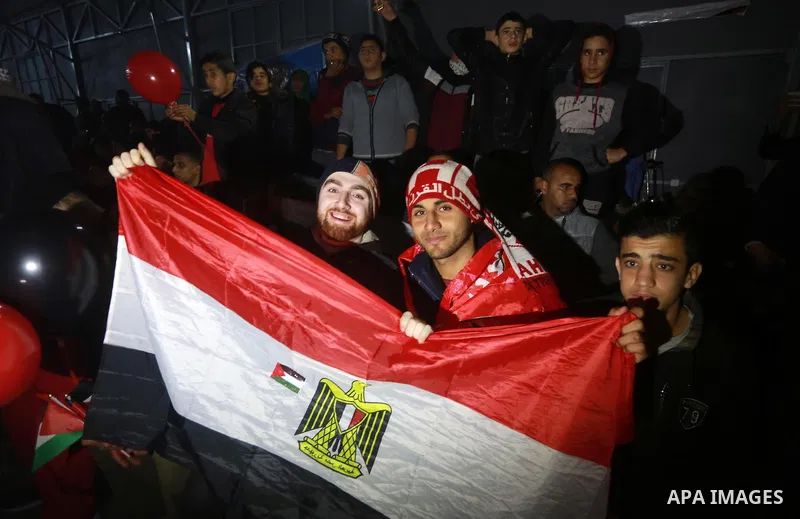 Palestinians watch on a large screen the final match of African Cup of Nations between Egypt and Cameroon, in Gaza City February 5, 2017. Photo by Mohammed Asad