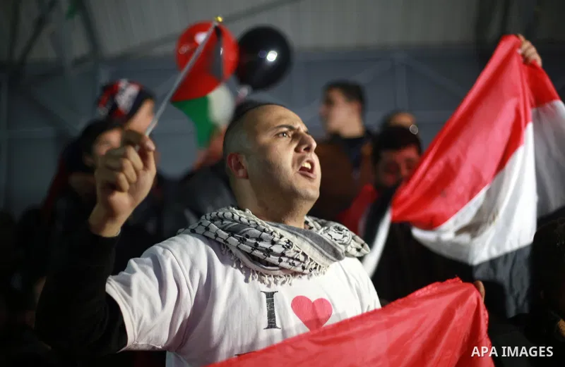 Palestinians watch on a large screen the final match of African Cup of Nations between Egypt and Cameroon, in Gaza City February 5, 2017. Photo by Mohammed Asad
